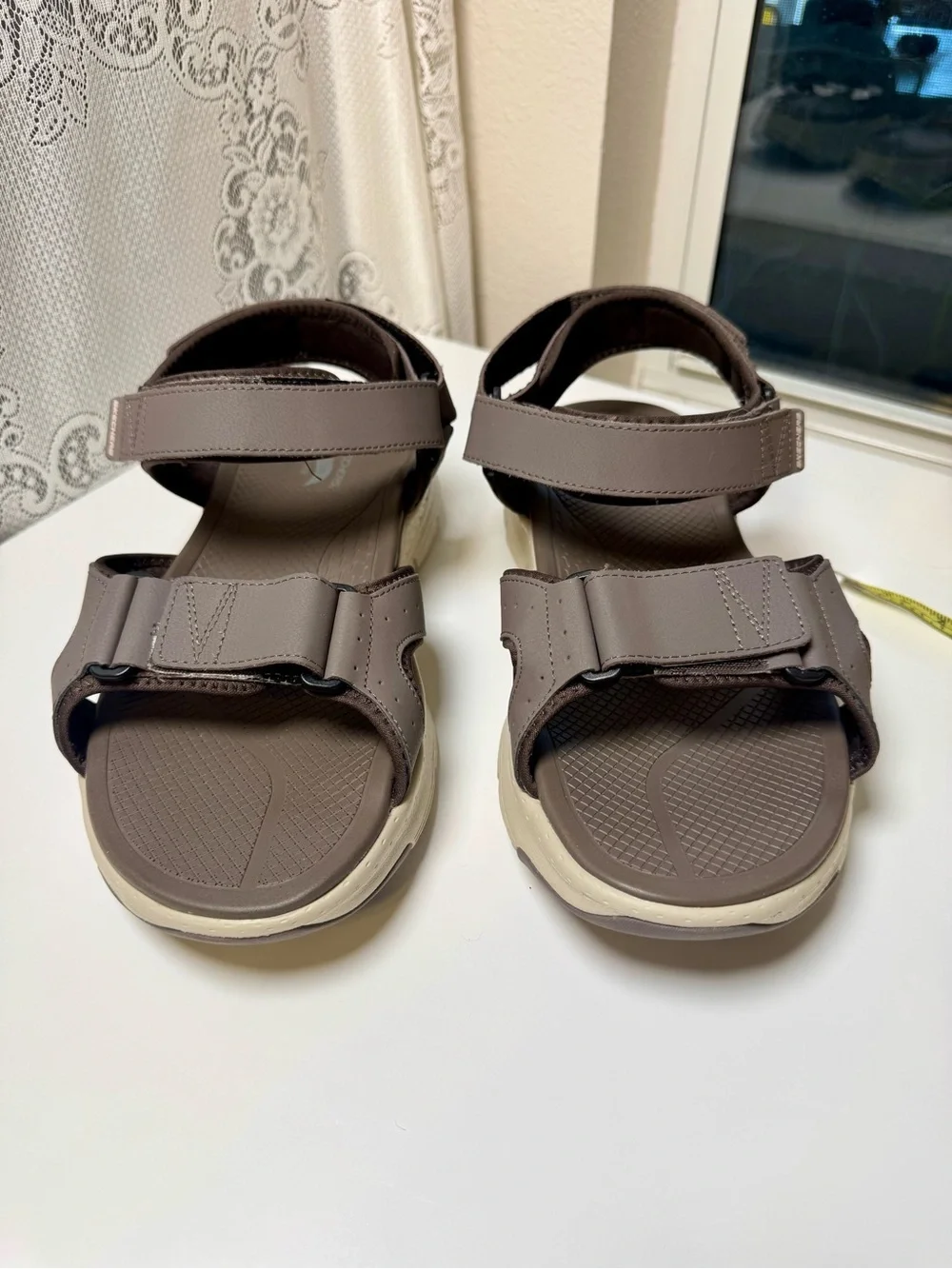 NWOT Sketchers Arch Fit Brown Adjustable Strap Sandals- Size 10 (4E, extra wide)